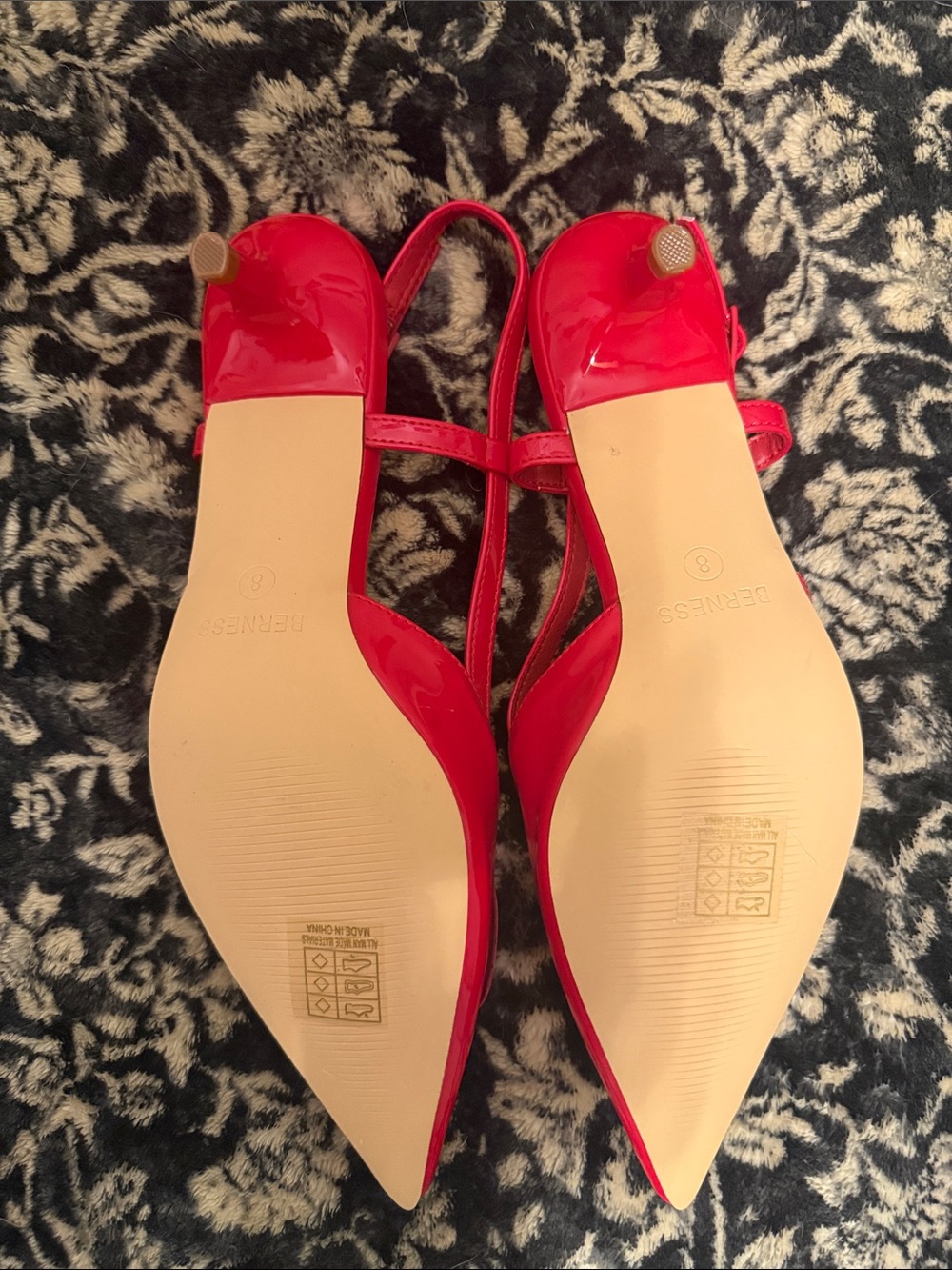Very V Vogue Red Patent Slingback Pointed-Toe Kitten Heels - Picture 3 of 4